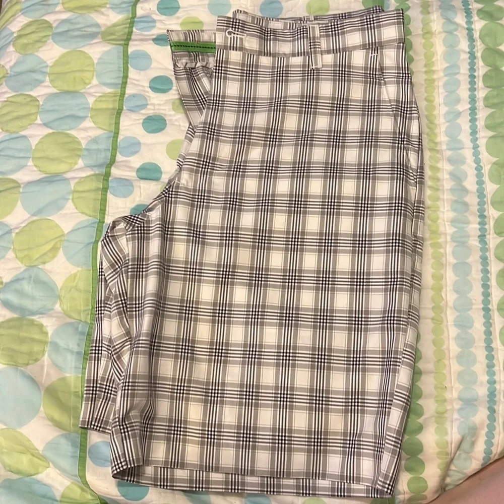 Izod Preform X Golf shorts. Size 32
